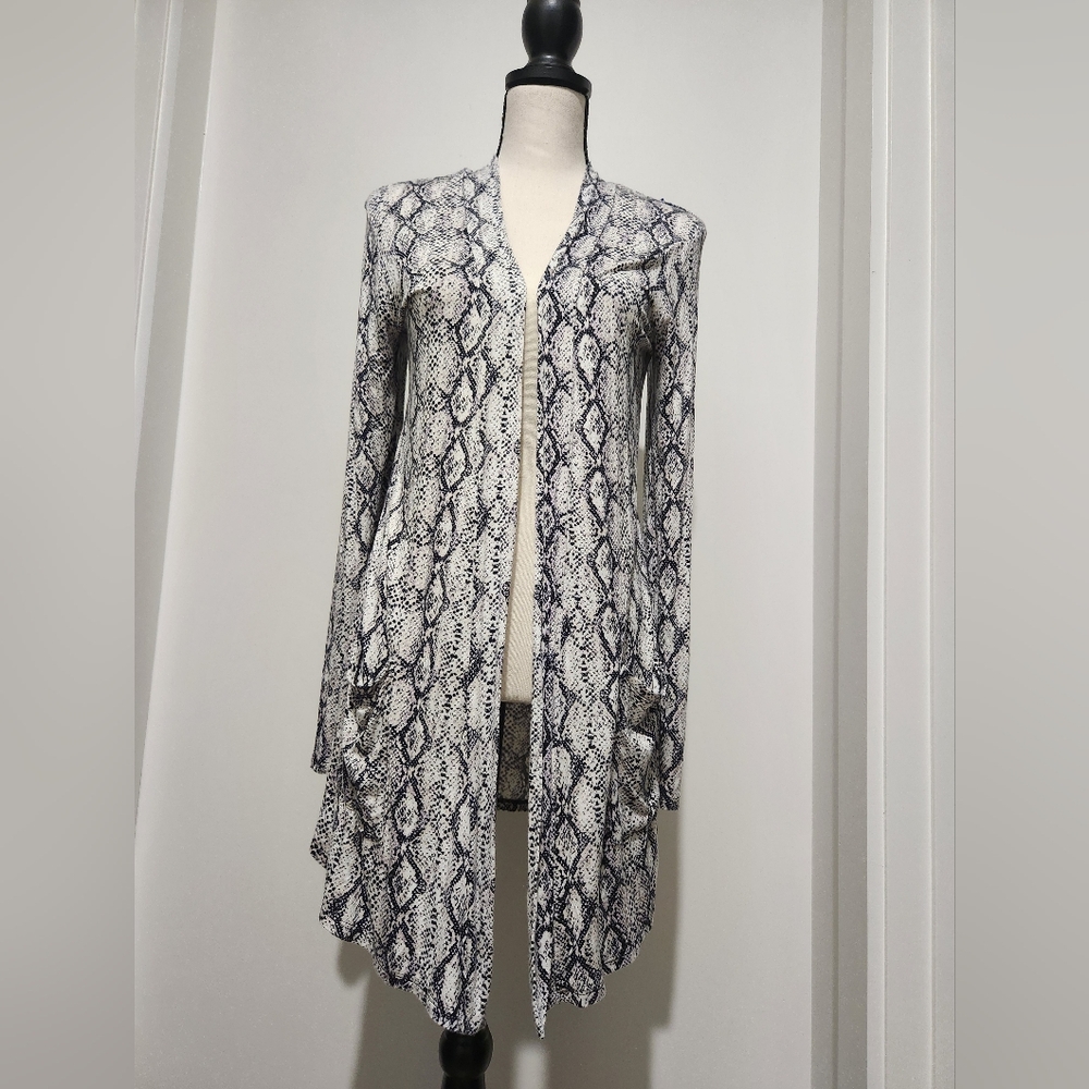 Zenna size M kimono python print